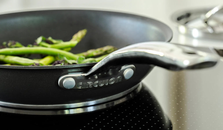 Kann man eine Bratpfanne in den Ofen stellen?