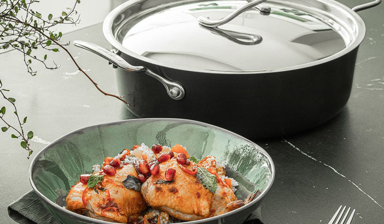 Gebratene Hähnchenschenkel mit Harissa, Granatapfelkernen und Couscous