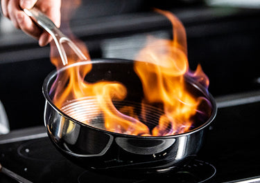 Wie Sie Ihre Pfanne von angebranntem Essen befreien