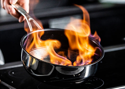 Wie Sie Ihre Pfanne von angebranntem Essen befreien