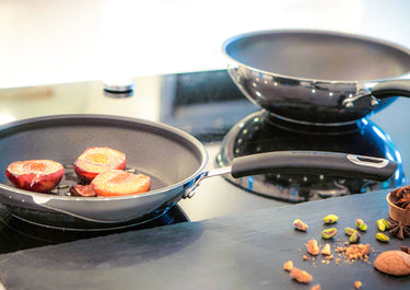 Zwei Pfannen mit Essen