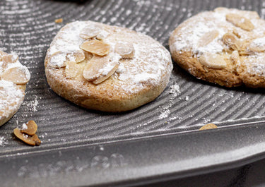 Marzipanplätzchen auf einem Backblech
