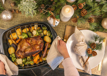 Festlicher Truthahn auf dem Weihnachtstisch