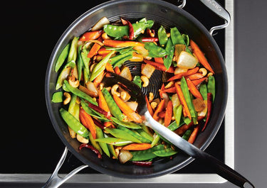 Wok mit Pfanne auf Induktionsherd